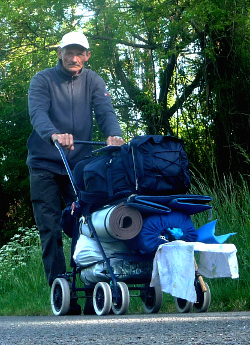 Jean-Claude et son sac  dos  roulettes