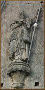 Statue de saint Jacques sur la faade de l'glise de Messancy