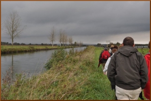 Canal de la Meuse sous un ciel indulgent