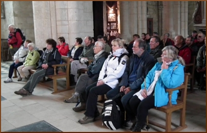 groupe assis dans l'glise