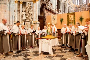 Groupe des Hubertins dans la basilique